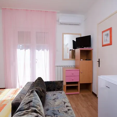 Lili בית הארחה Palit