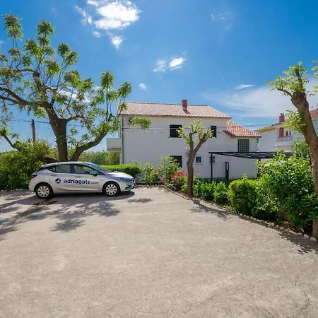 Lili 招待所 Palit