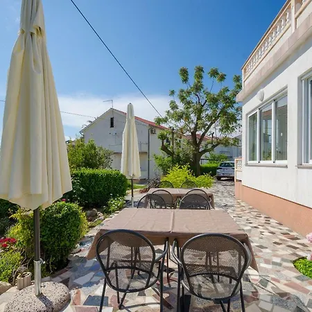 Lili 招待所 Palit