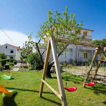 Lili 招待所 Palit